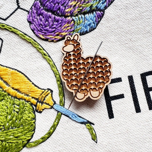 Alpaca - Wooden Magnetic Needle Minder