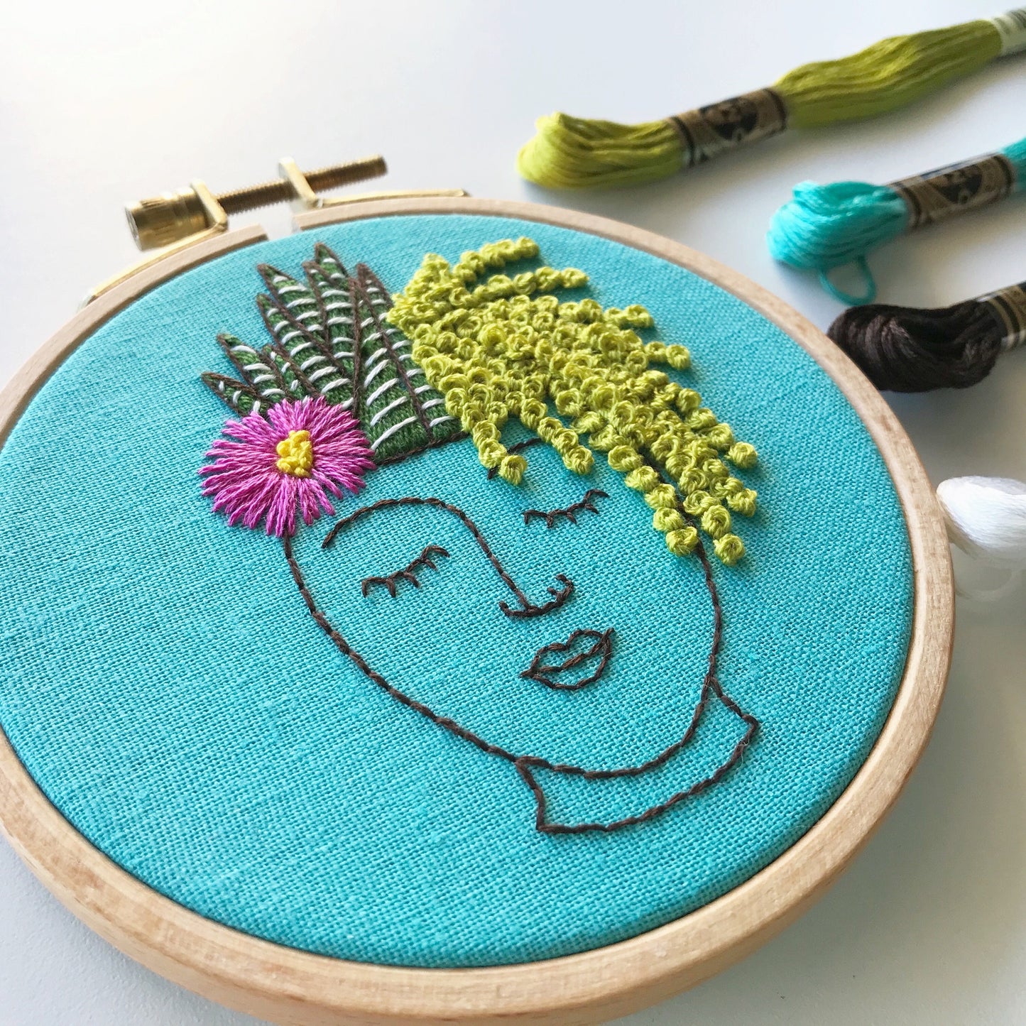 Zen Zoe PDF features a planter of a female face in black outline and has three different succulent plants cascading as her hair. PDF includes pattern for transfer and 11 page booklet with easy to follow directions.