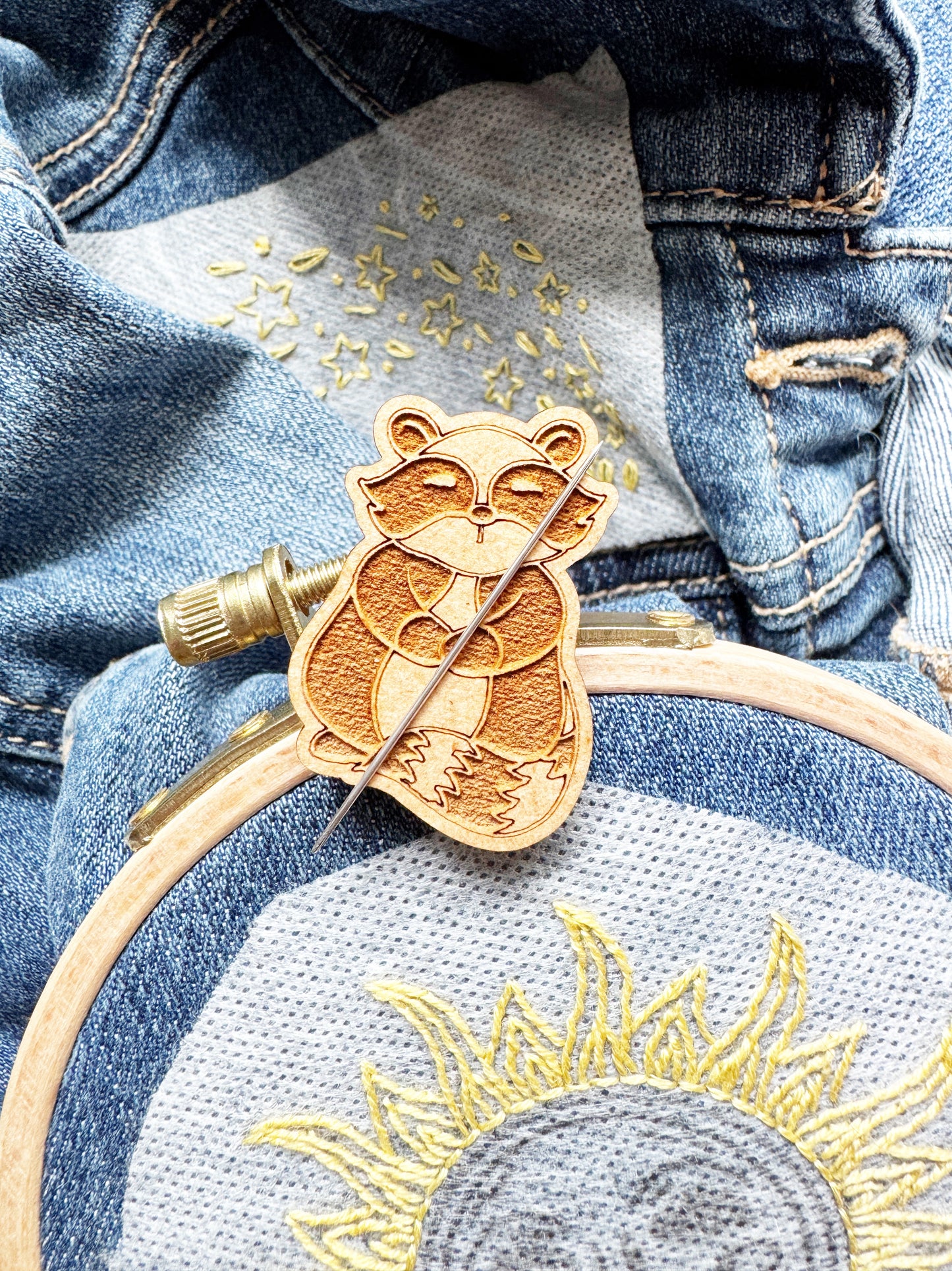 Raccoon - Wooden Magnetic Needle Minder