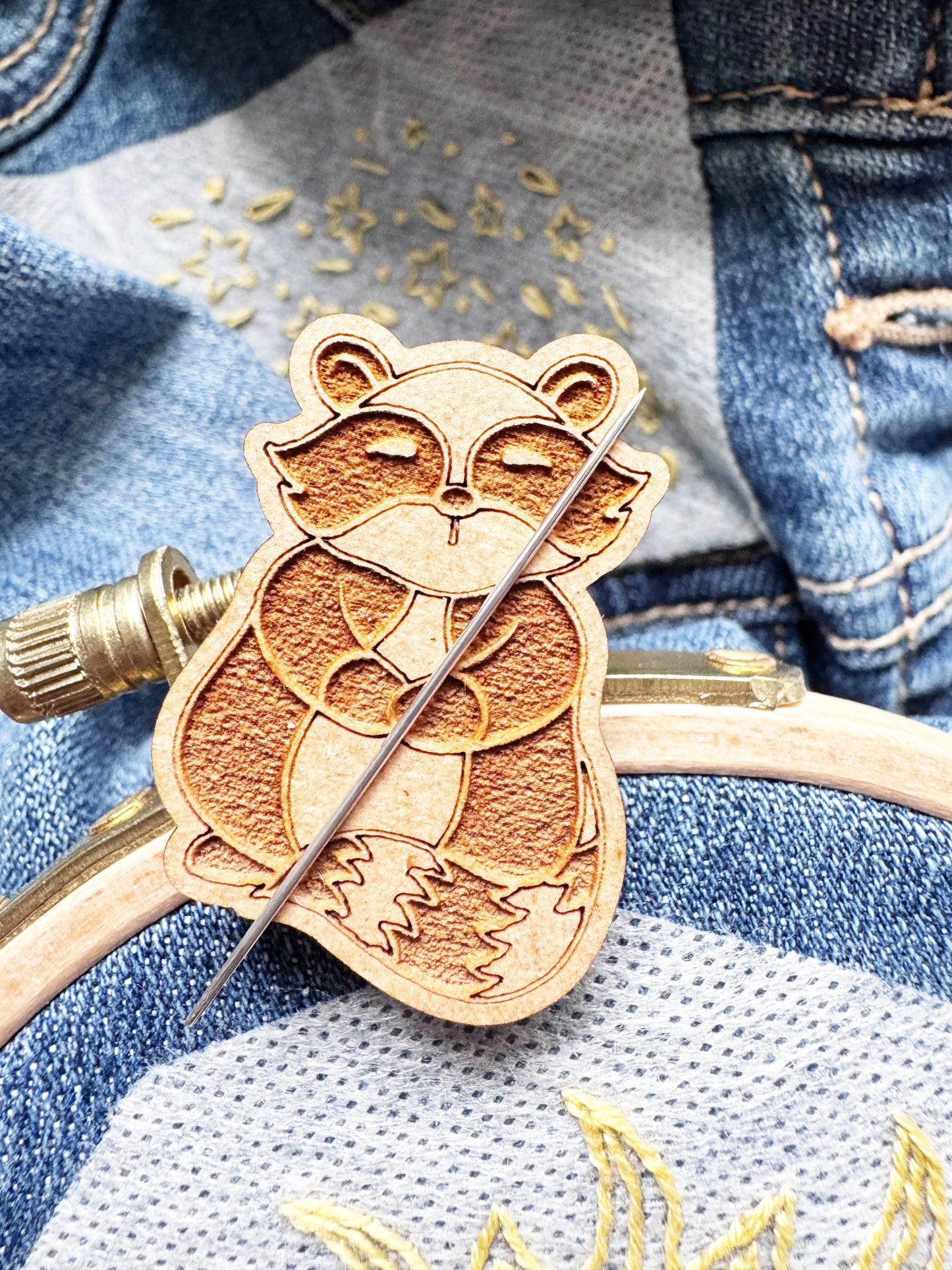 Raccoon - Wooden Magnetic Needle Minder