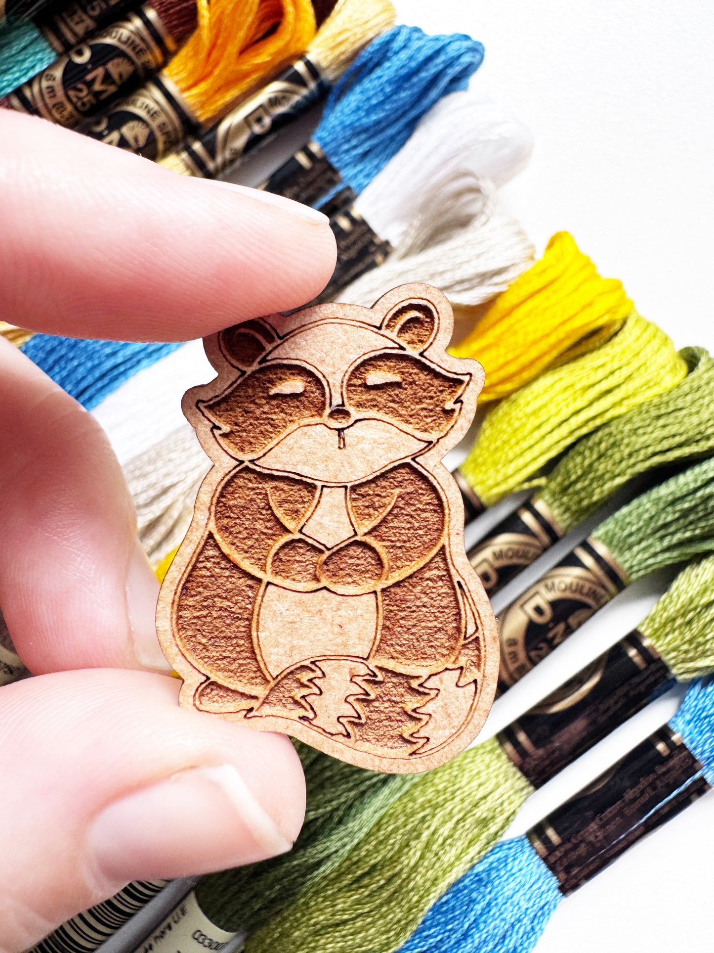 Raccoon - Wooden Magnetic Needle Minder