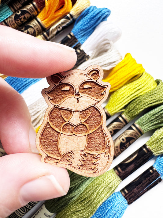 Raccoon - Wooden Magnetic Needle Minder