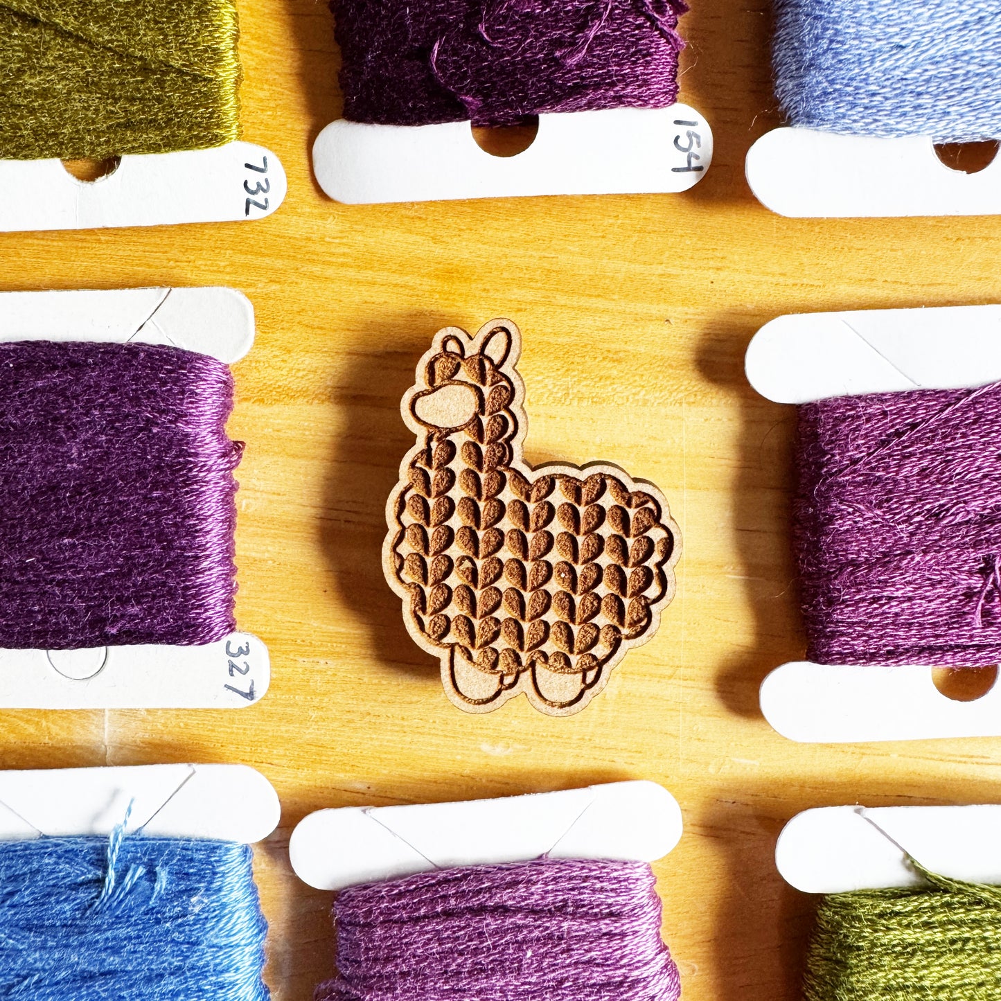 Alpaca - Wooden Magnetic Needle Minder