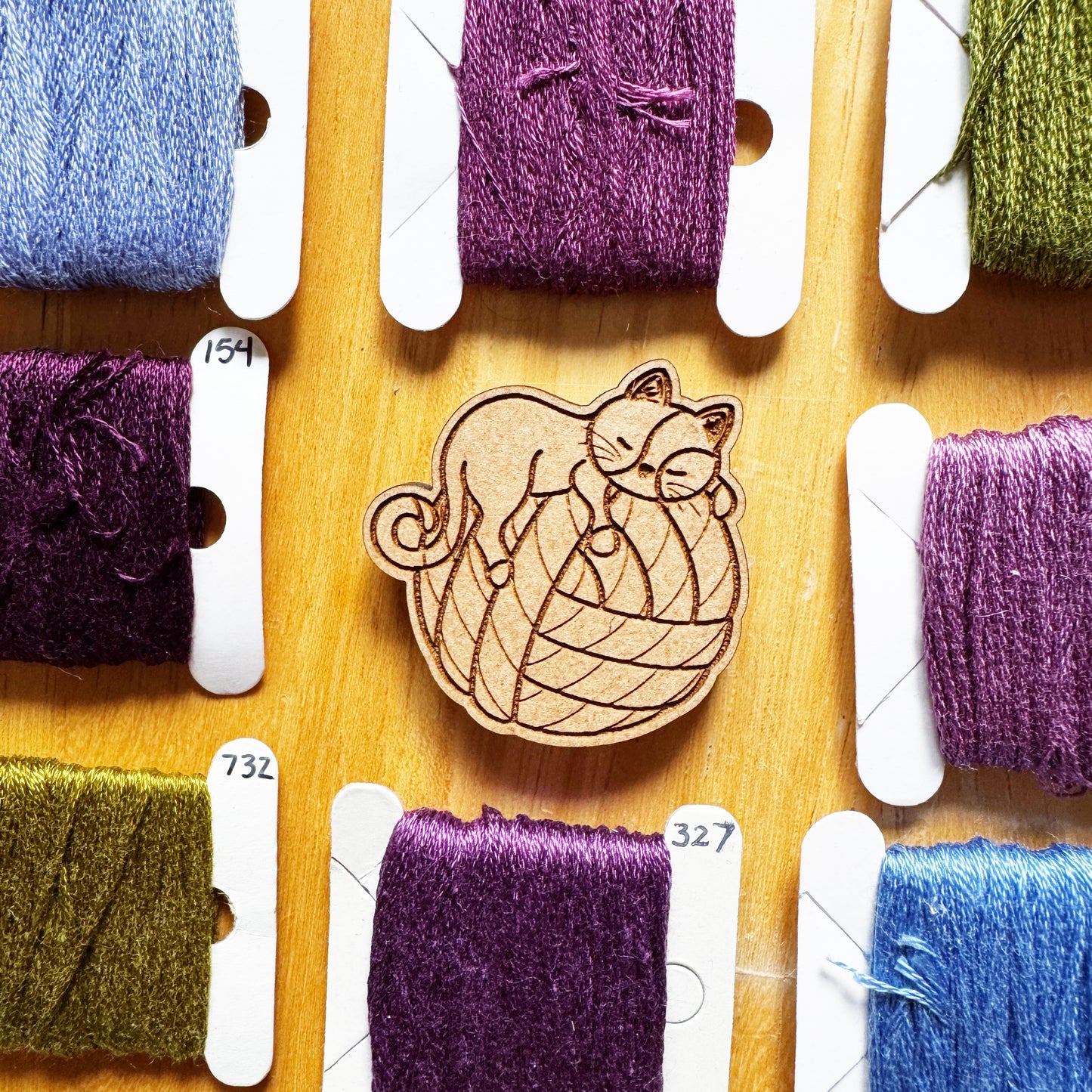 Cat - Wooden Magnetic Needle Minder